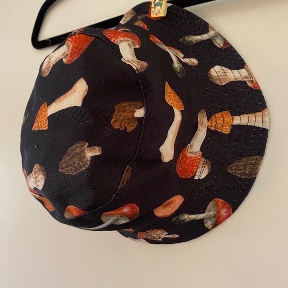 Crooked Tongue Mushroom Bucket Hat 🍄✨ - Picture 1 of 3